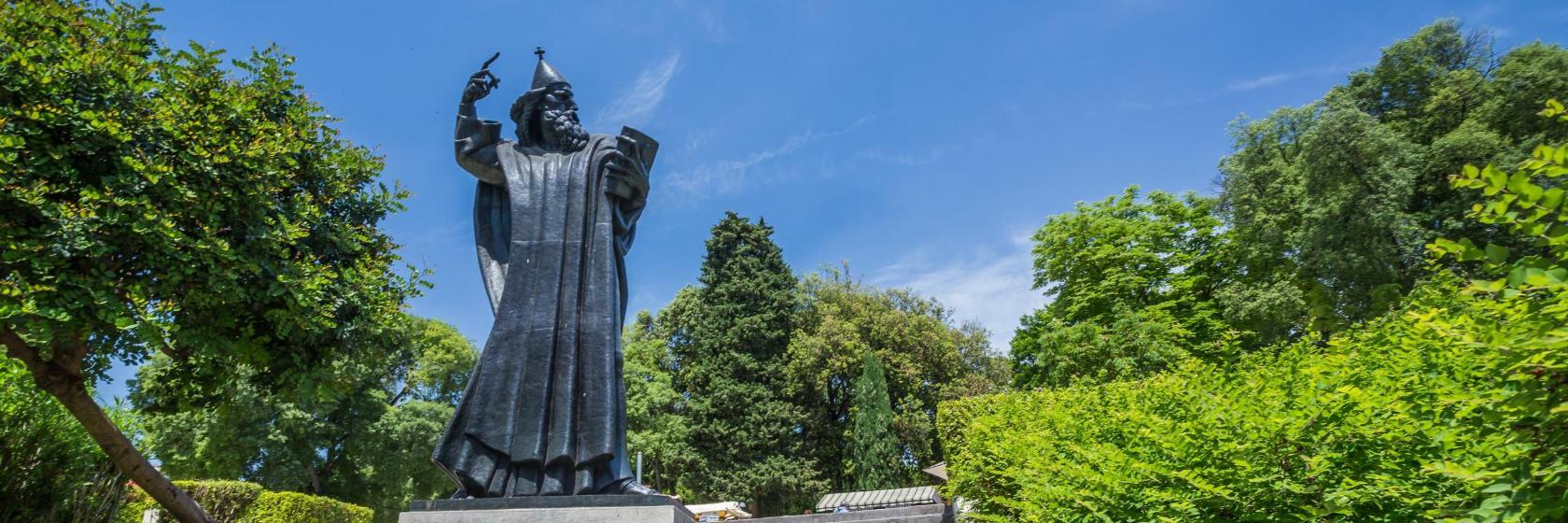 Gregor von Nin-Statue